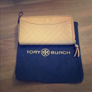 ❣️New authentic Tory Burch wallet❣️